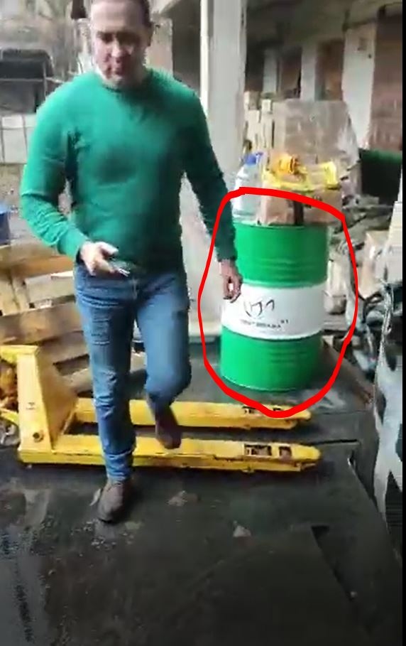 Бочка с трансмиссионным маслом на видео разгрузки «гуманитарной помощи»