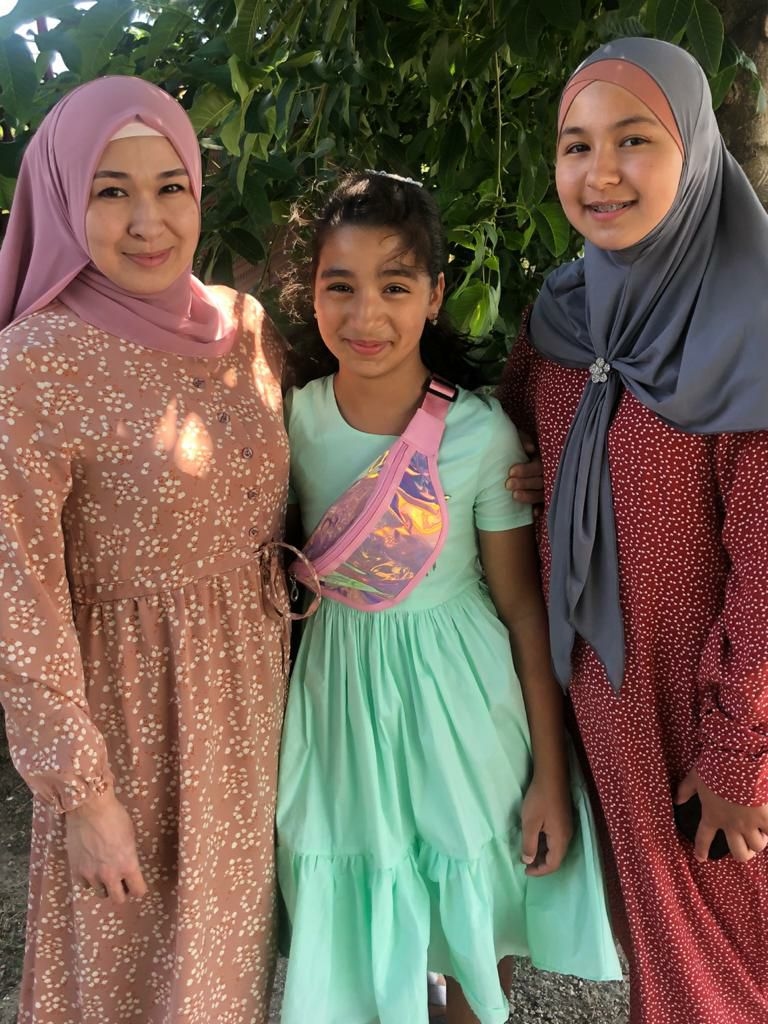 Алие с дочерьми