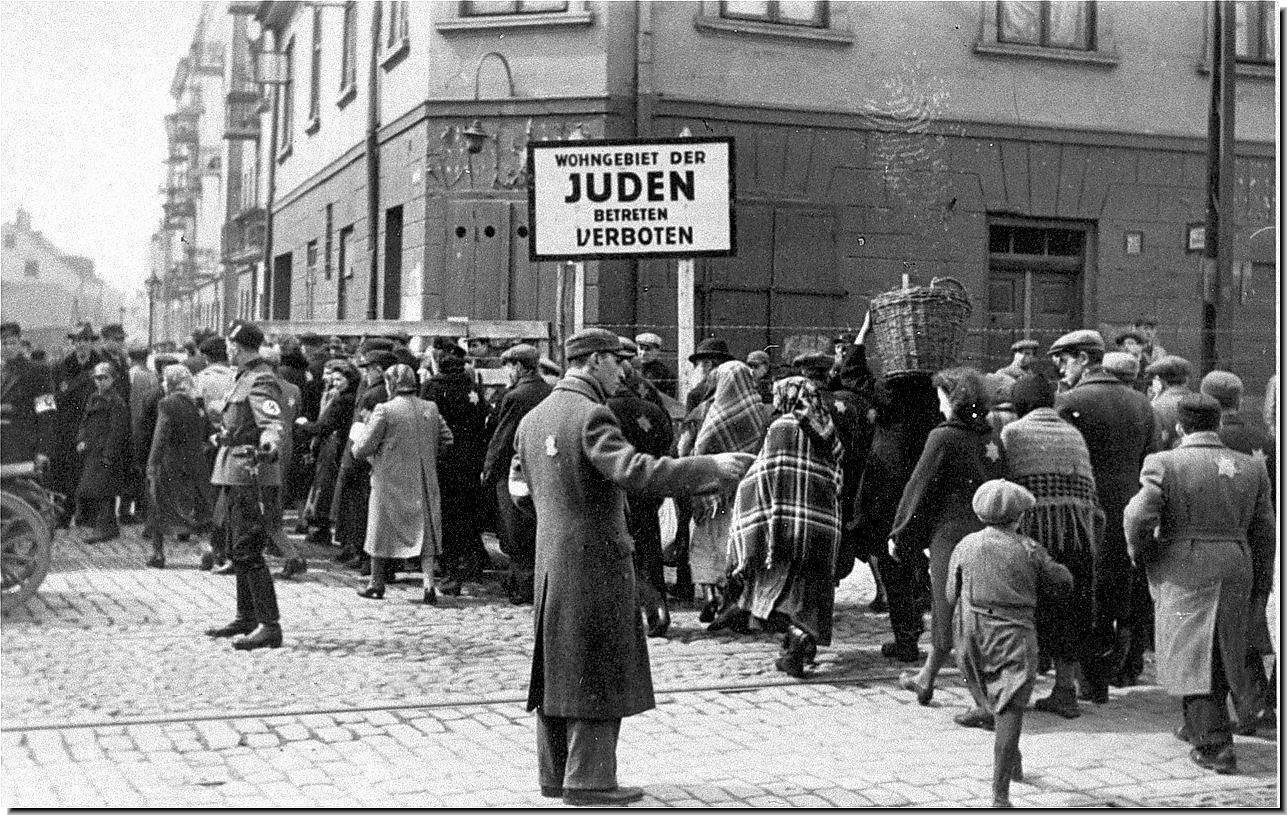 Лодзь. Еврейские и немецкие полицейские регулируют движение людей в гетто.