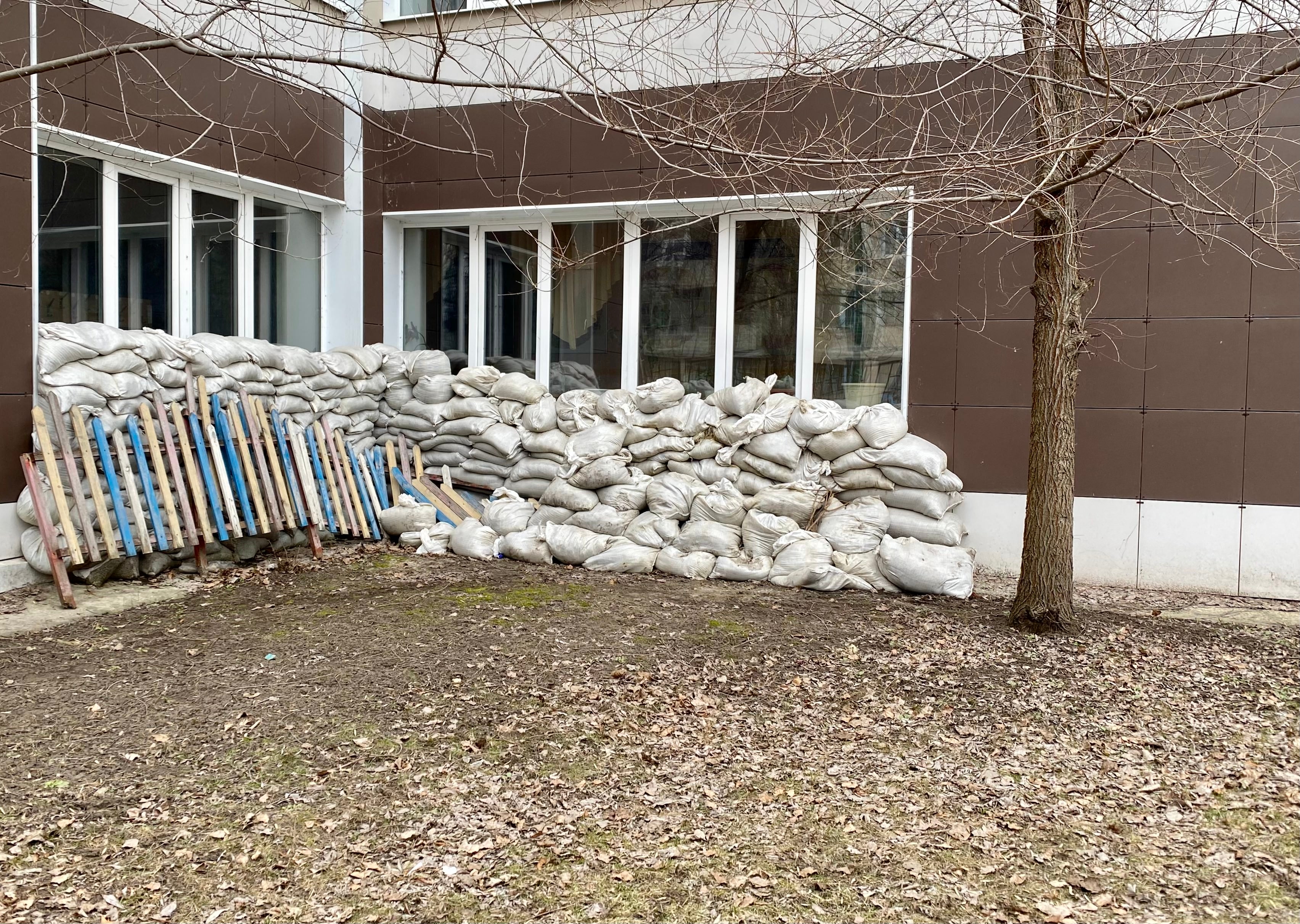Мешки с песком у одной из школ, в которой размещен УИК