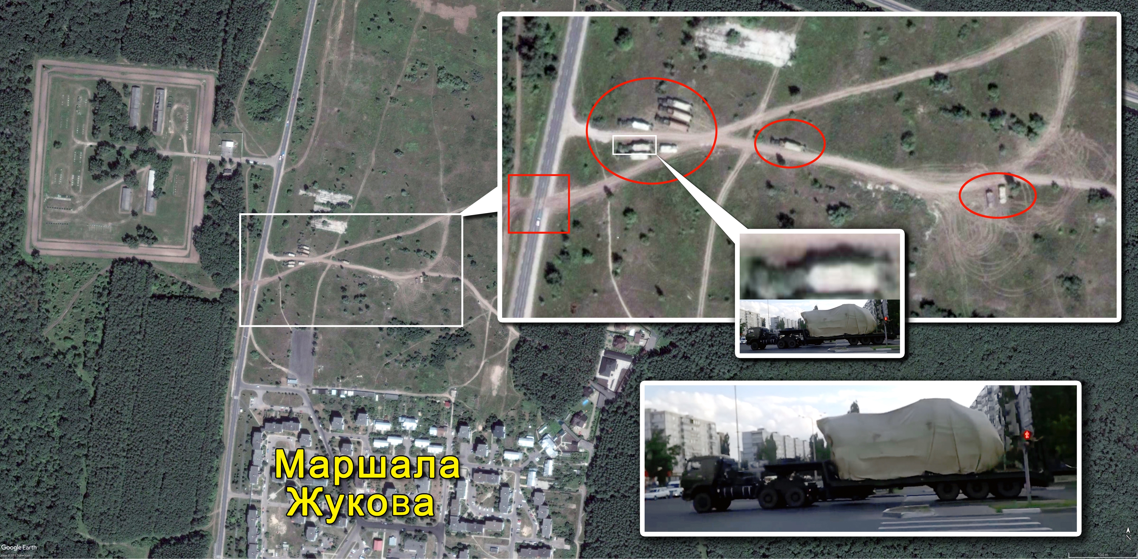 Космический снимок северной части поселка Маршала Жукова от 16 июля 2014 г. из интернет-сервиса Google Earth (спутникового оператора DigitalGlobe). На прилегающем к поселку поле хорошо видно (отмечено белым прямоугольником) место сбора июльской колонны. На укрупненном фрагменте снимка отчетливо видны 10 трейлеров (красные овалы), восемь из которых загружены техникой под брезентом и прицеплены к тягачам, а два (справа) стоят без техники и тягачей. Красным квадратом показано место (следы) перехода техникой 53-й бригады (место базирования – за лесом в левой части снимка) через асфальтированную дорогу. Очертание тени от одной из готовых к отправке машин полностью совпадает с внешним видом машин июльской колонны, снятой в Старом Осколе 19 июля 2014 г.