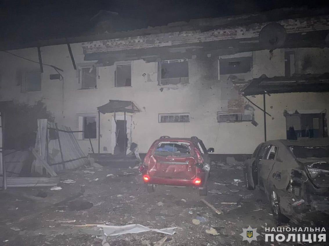 Последствия воздушного удара в Семеновке в Черниговской области