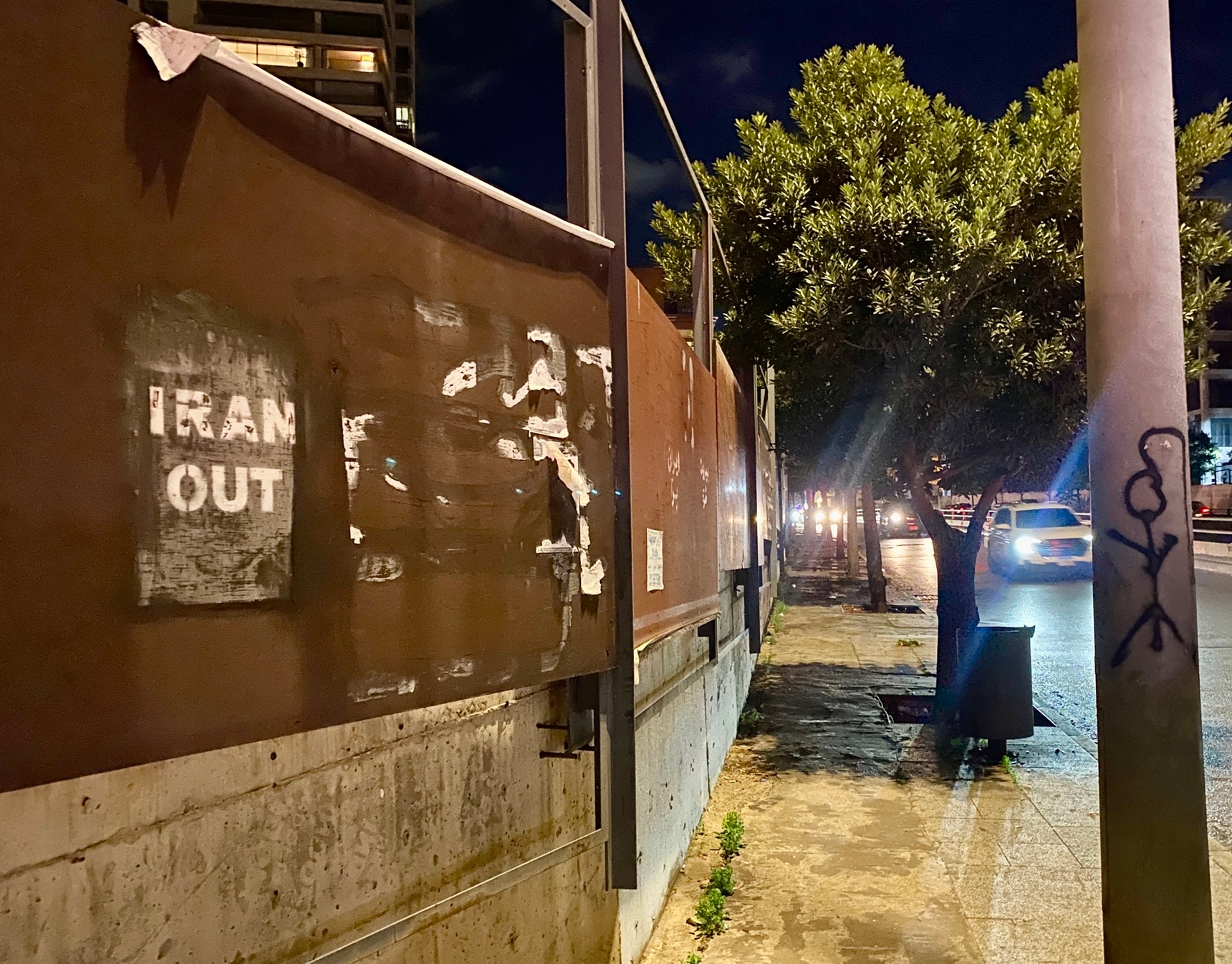 В Бейруте много антивоенных граффити и плакатов. Есть и политические, например «Свободу Сирии», «Свободу женщинам», «Иран, пошел вон»