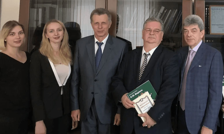  Начальник пресс-бюро СВР Сергей Гуськов (в центре)