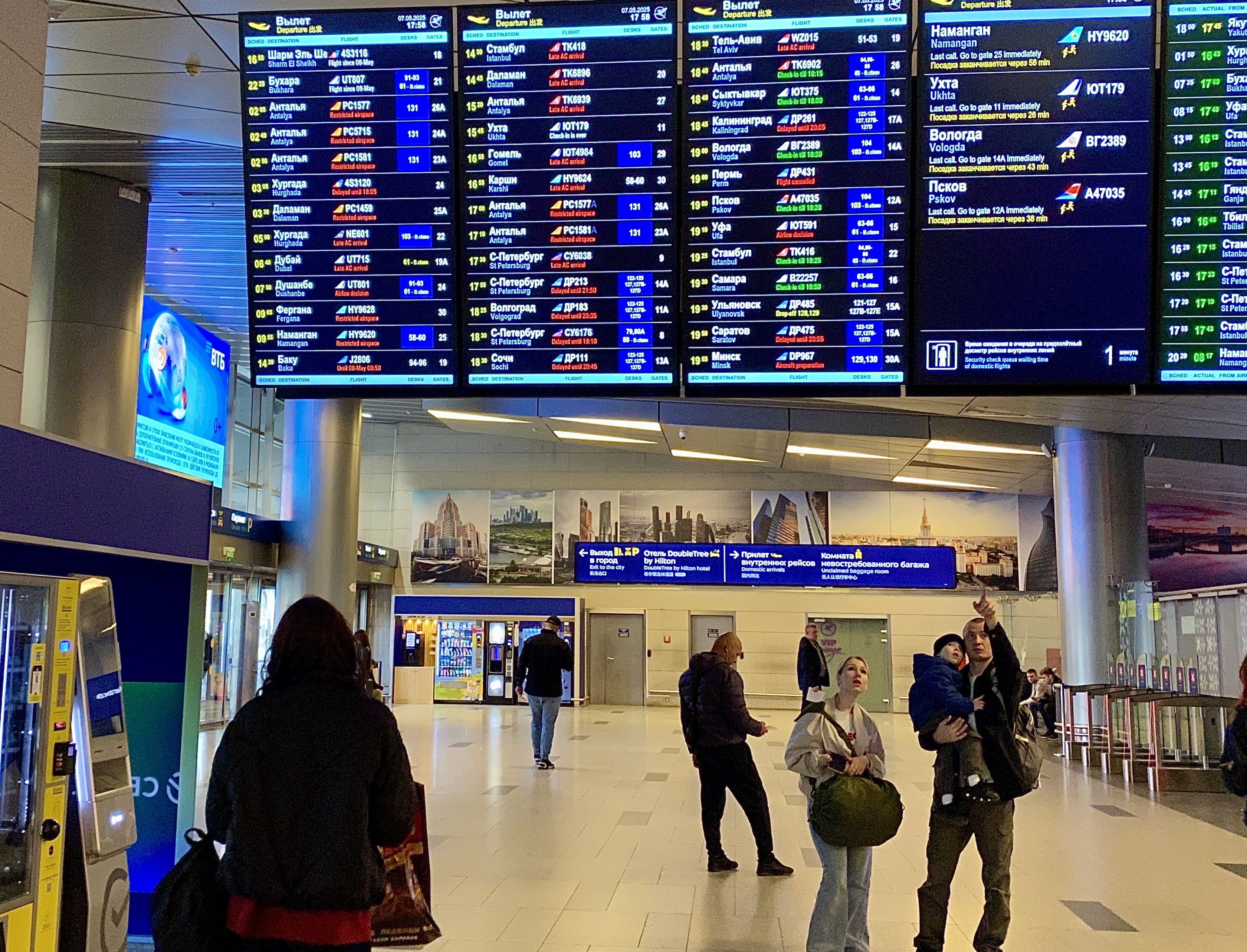 Пассажиры у табло в зале вылетов аэропорта Внуково, 7 мая