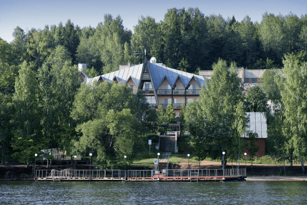 Вид на «Фортецию» и частный причал перед отелем с Волги