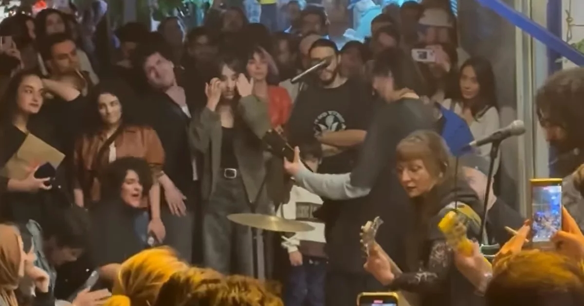 Рок-музыка в Иране запрещена, но в крупных городах случаются даже уличные концерты