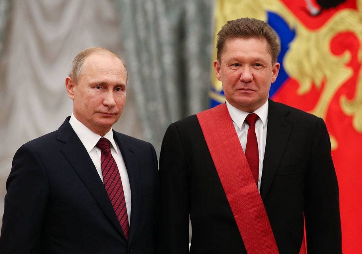Владимир Путин и Алексей Миллер после вручения последнему звания Героя труда 