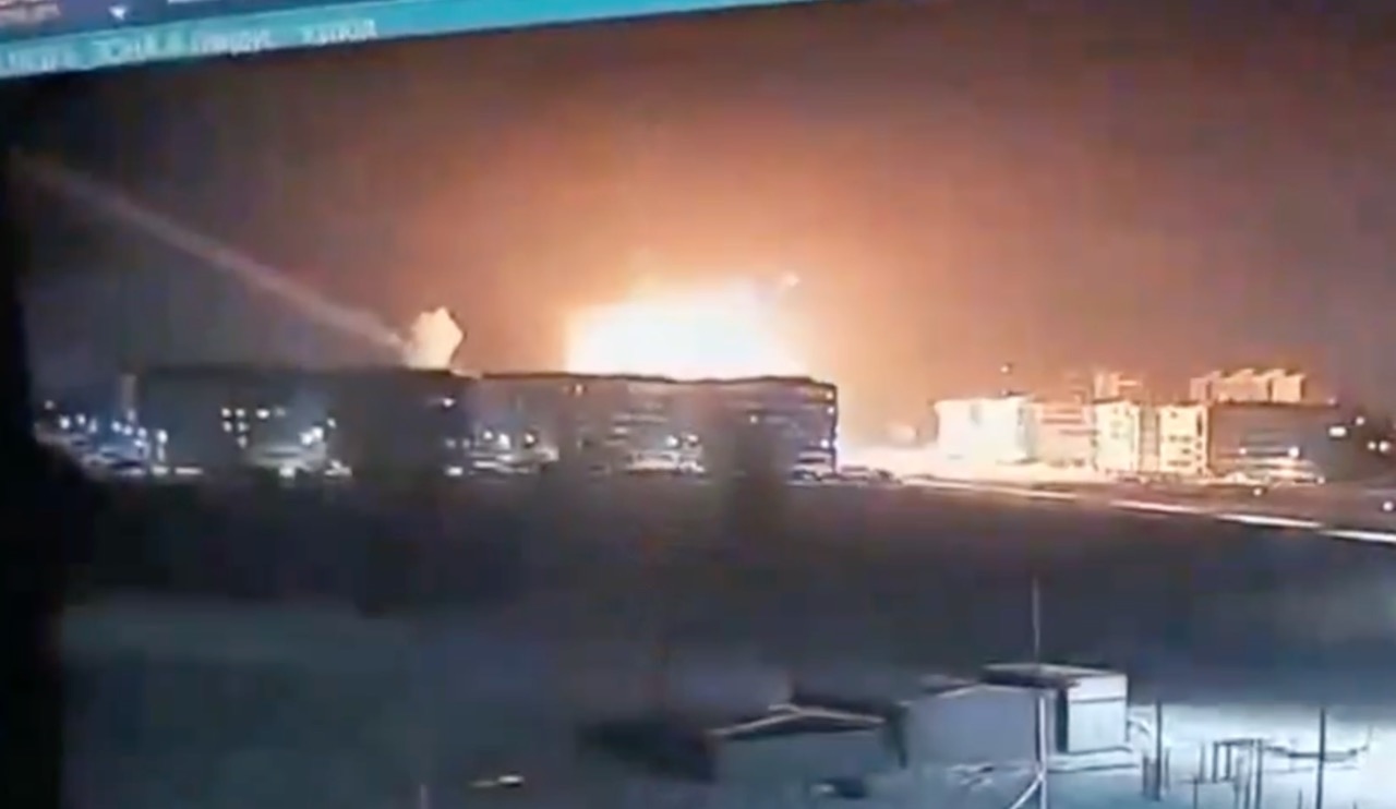 Белый дымовой след после удара по дому