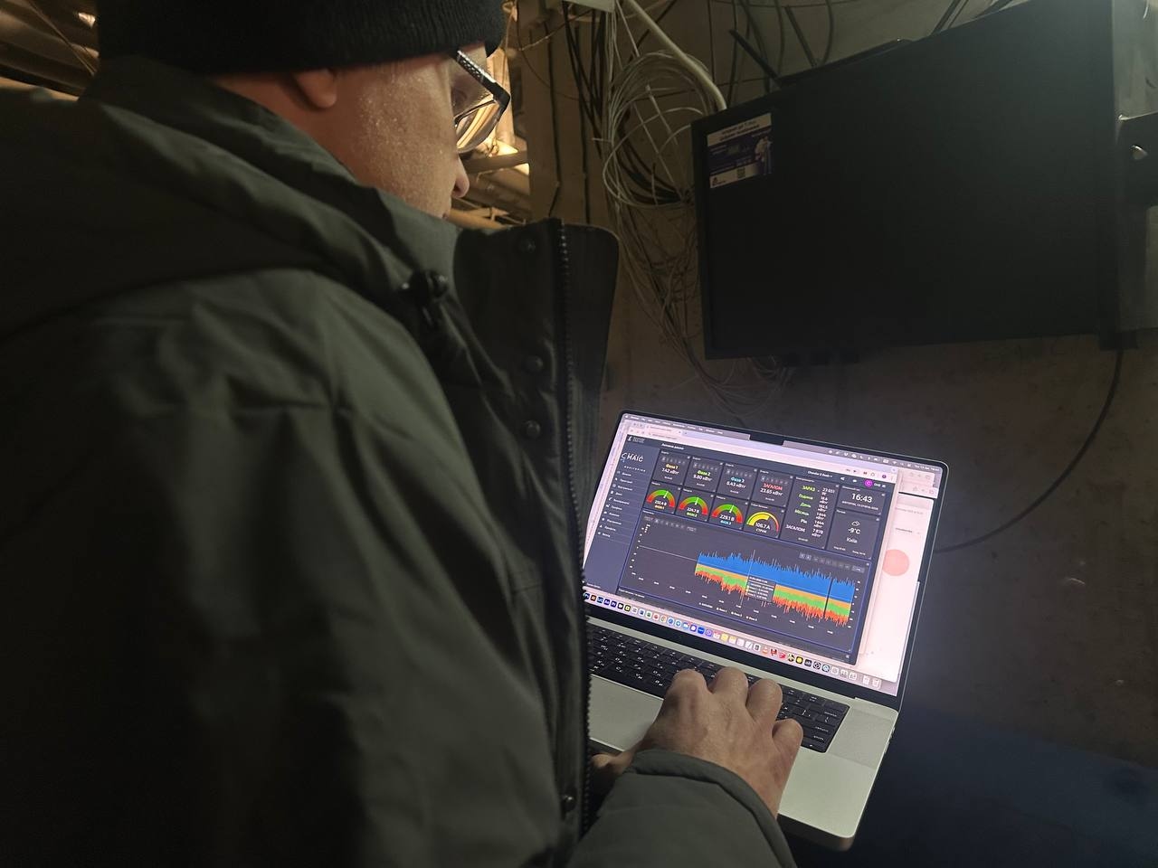 Инженер Тарас показывает, как контролируется нагрузка