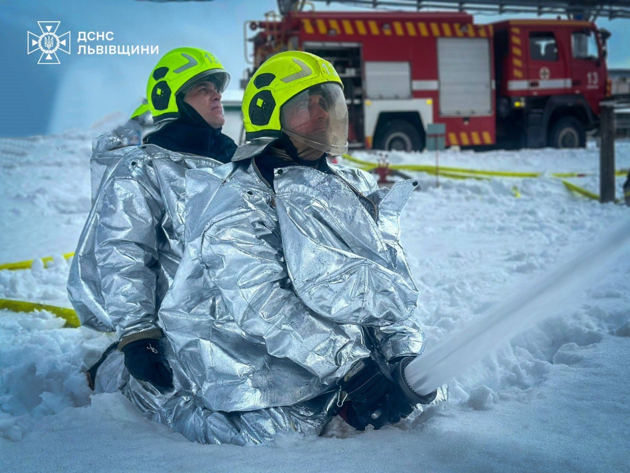 Тушение пожара после российского удара по нефтебазе во Львовской области 27 января 2026 года