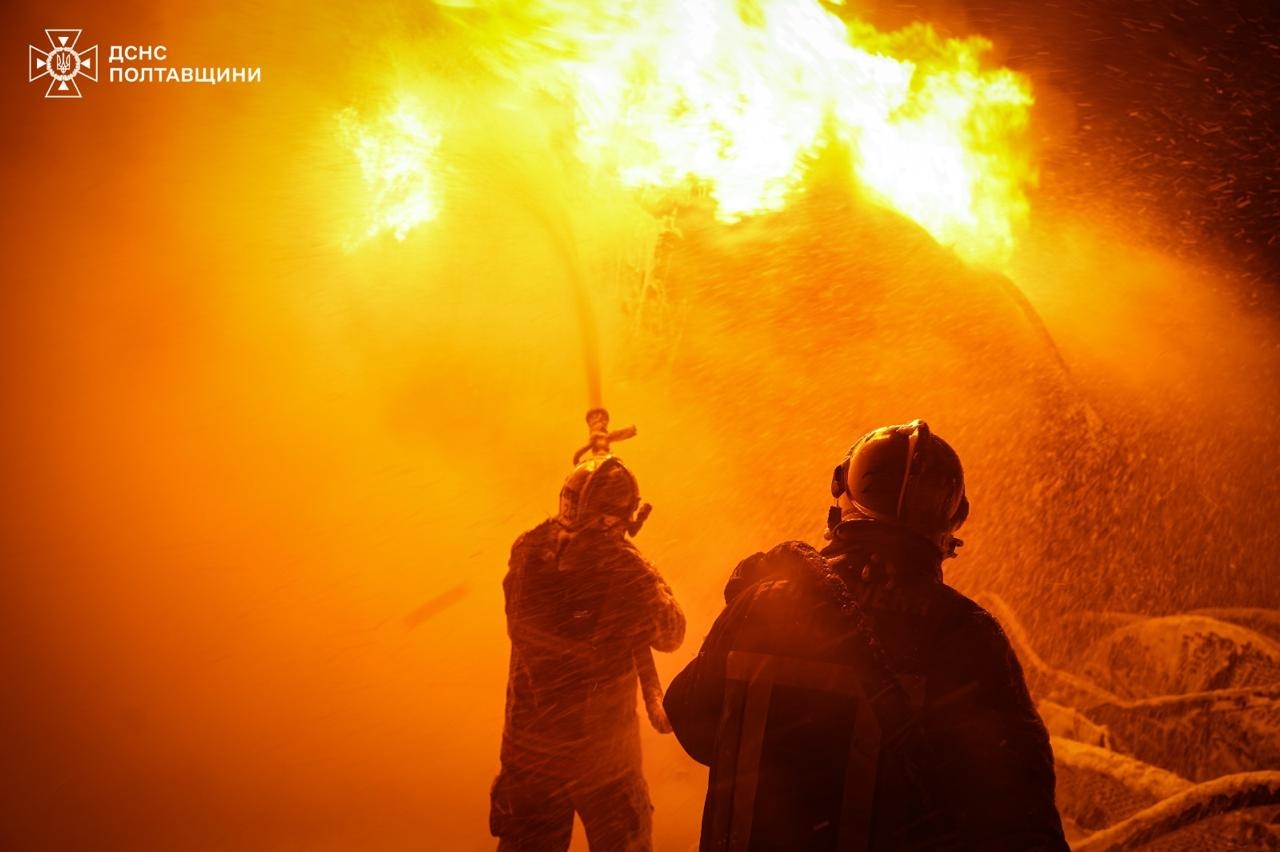 Тушение пожара на «промышленном объекте» в Полтавской области после российского удара в ночь на 8 февраля 2026 года