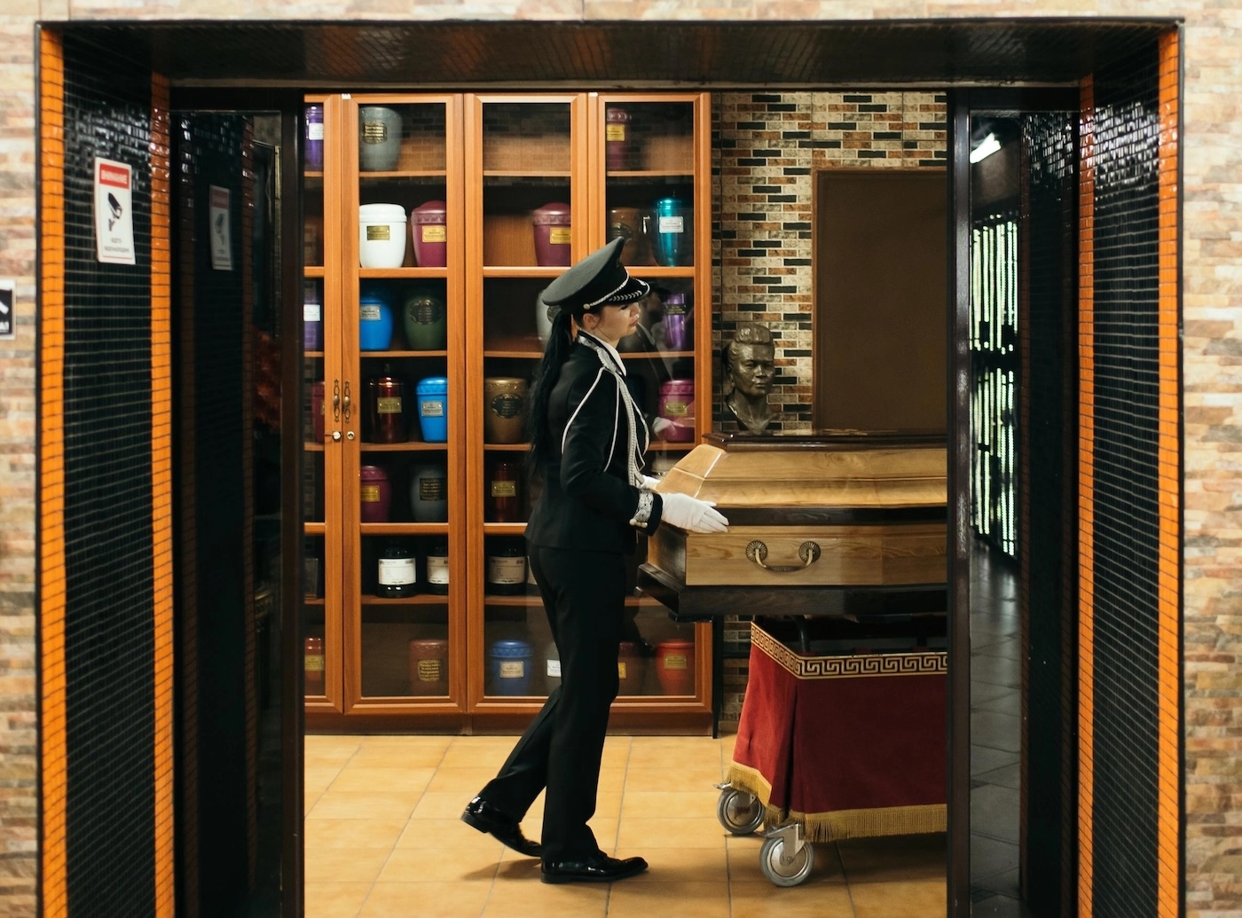 Танатопрактик Оксана Томилина в Новосибирском крематории