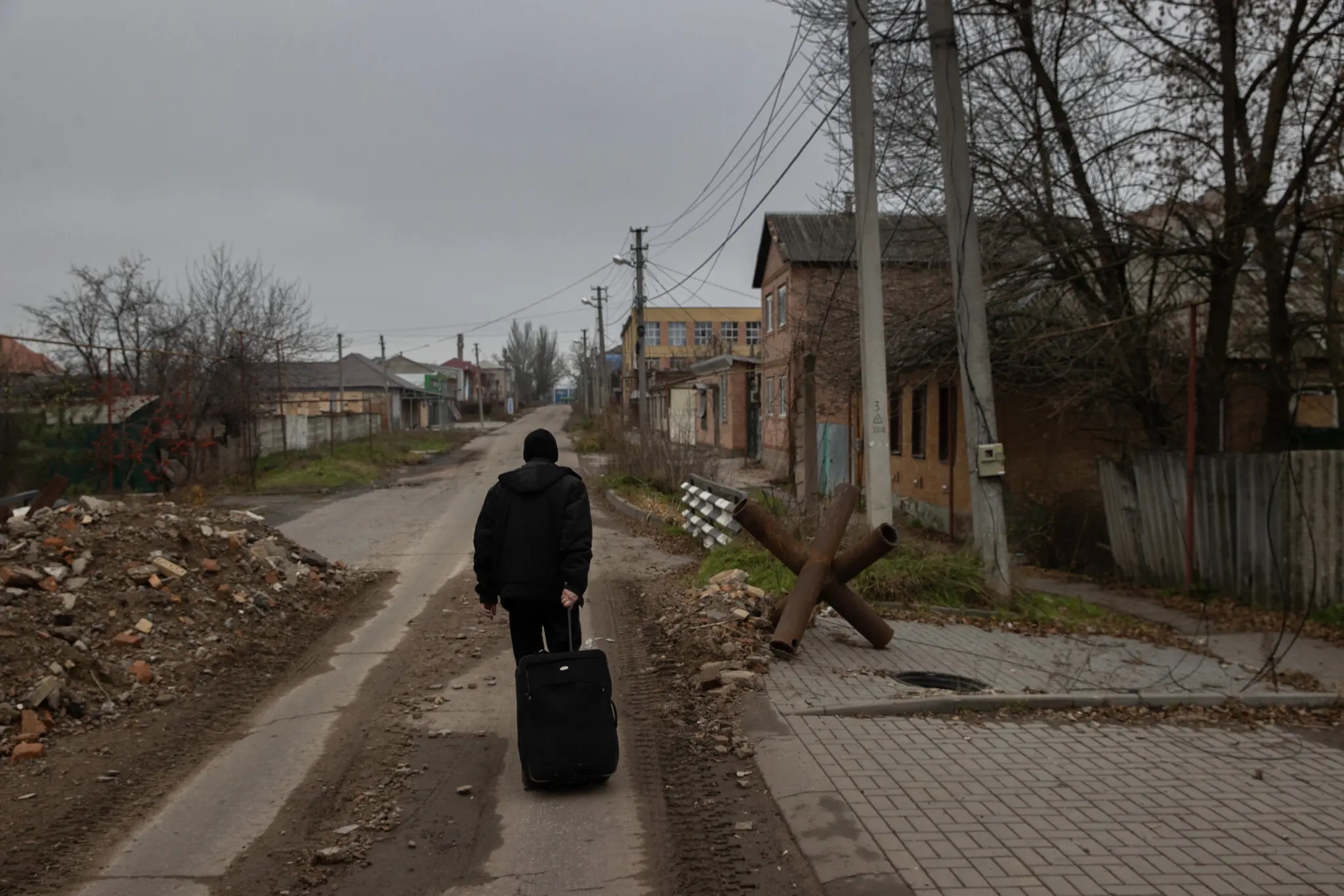 Житель Бахмута идет по одной из его пустынных улиц.