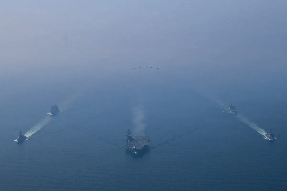 Фото: авианосец USS Abraham Lincoln с военными кораблями в Аравийском море, 6 февраля 2026 / ВМС США