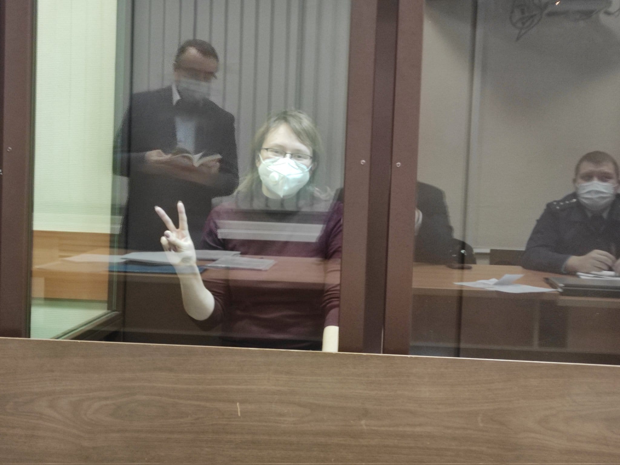Экс-сотрудницу штаба Навального отправили в СИЗО на два месяца. Ей предъявлено обвинение по пяти уголовным статьям