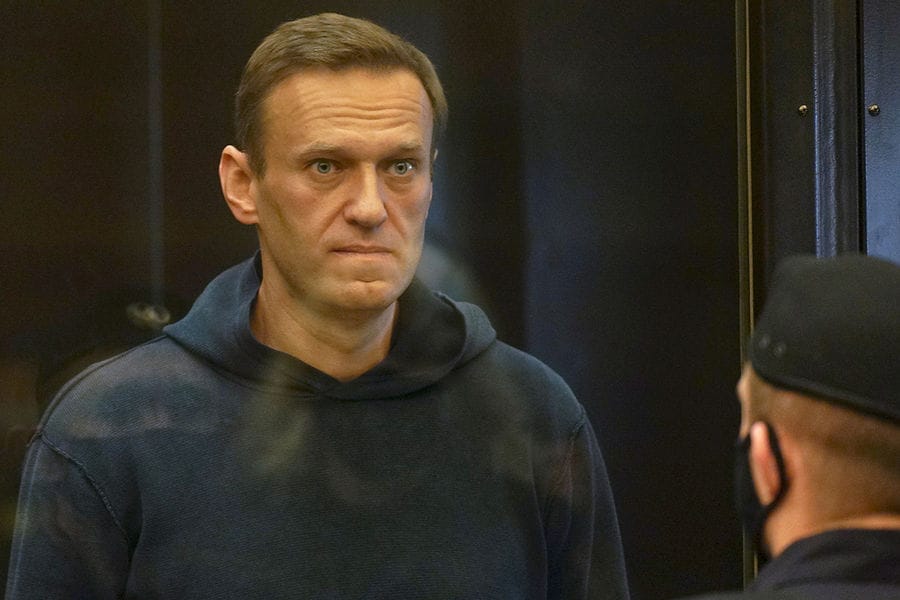 Сантехник-миллионер, подставной пенсионер и заложники правосудия. Опубликованы материалы дела, по которому Навальному грозит 15 лет
