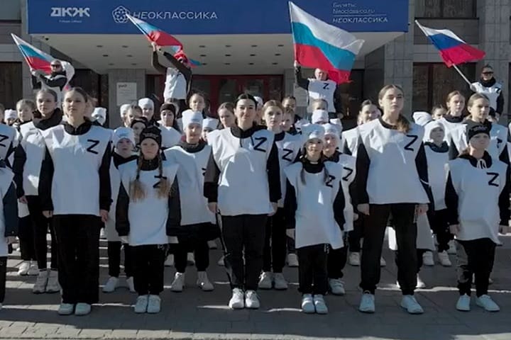 В Новосибирске детей, приглашенных на съемки клипа «про Россию», построили буквой Z