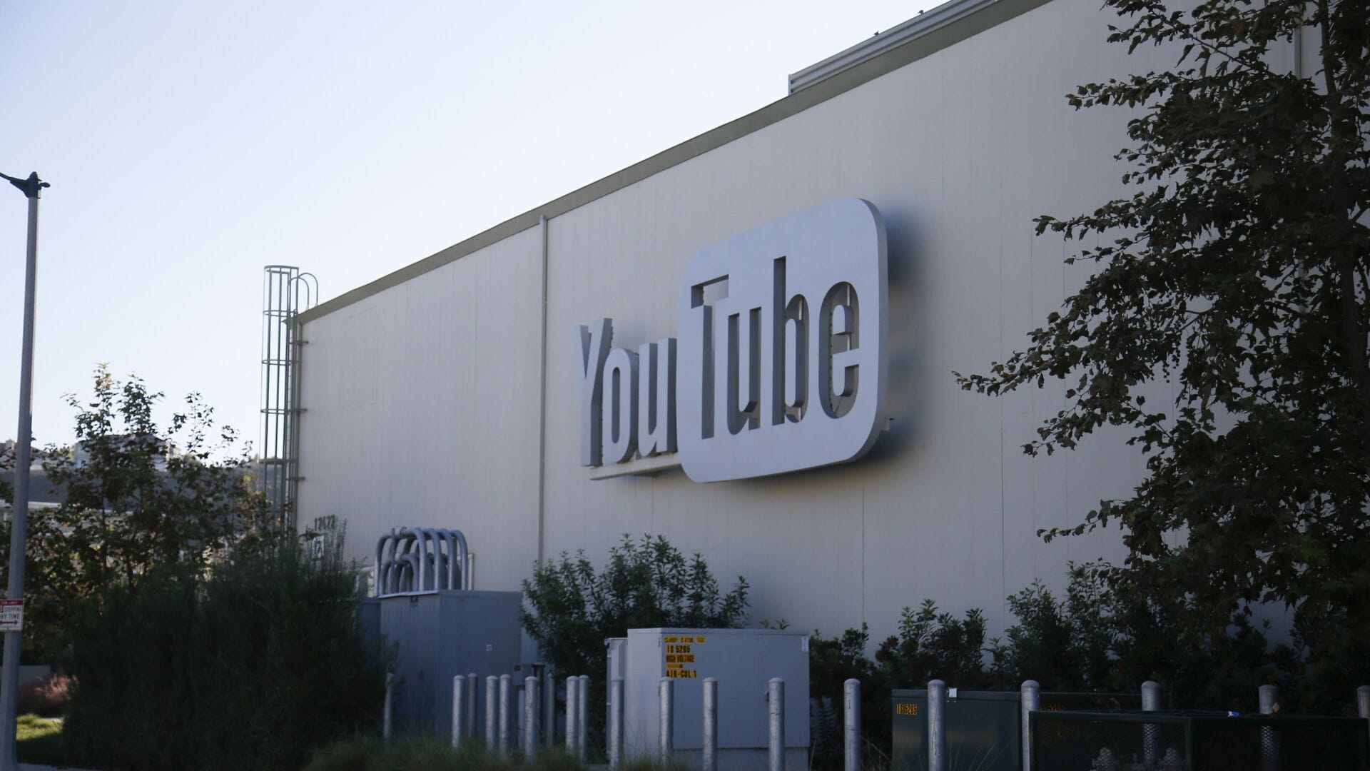 «Трафик пойдет в Россию через Европу»: Google начал отключать в России сервера, которые ускоряют загрузку YouTube и других сервисов компании