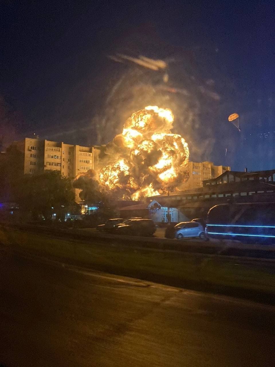 Военный самолет упал на жилой дом в Ейске Краснодарского края. Начался сильный пожар