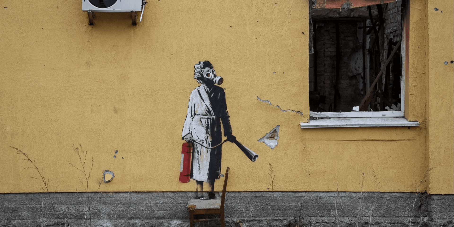 Граффити Бэнкси с женщиной в противогазе срезали с фасада здания в Гостомеле   