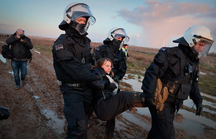 В Германии задержали Грету Тунберг, протестовавшую против сноса деревни и расширения угольного карьера 