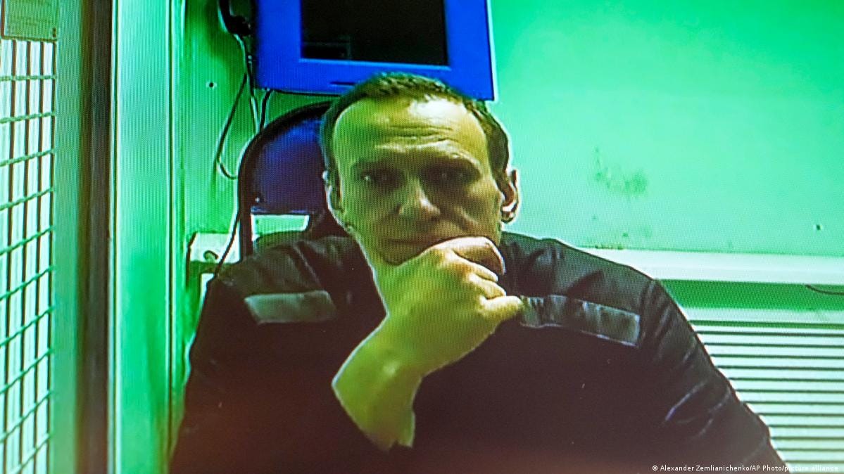 В ШИЗО к Навальному поставили огромную лампу со слепящим светом после замечания члена ОНК о плохом освещении
