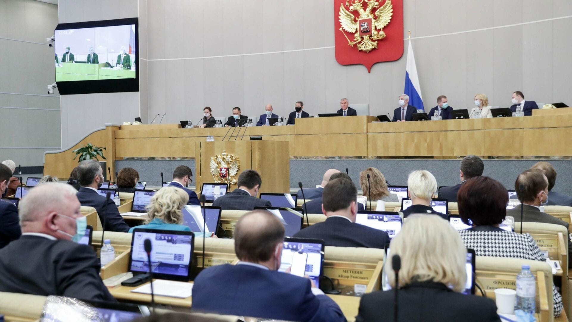 «Ъ»: Депутатов Госдумы, сенаторов и мэров обяжут уведомлять ФСБ о поездках за рубеж