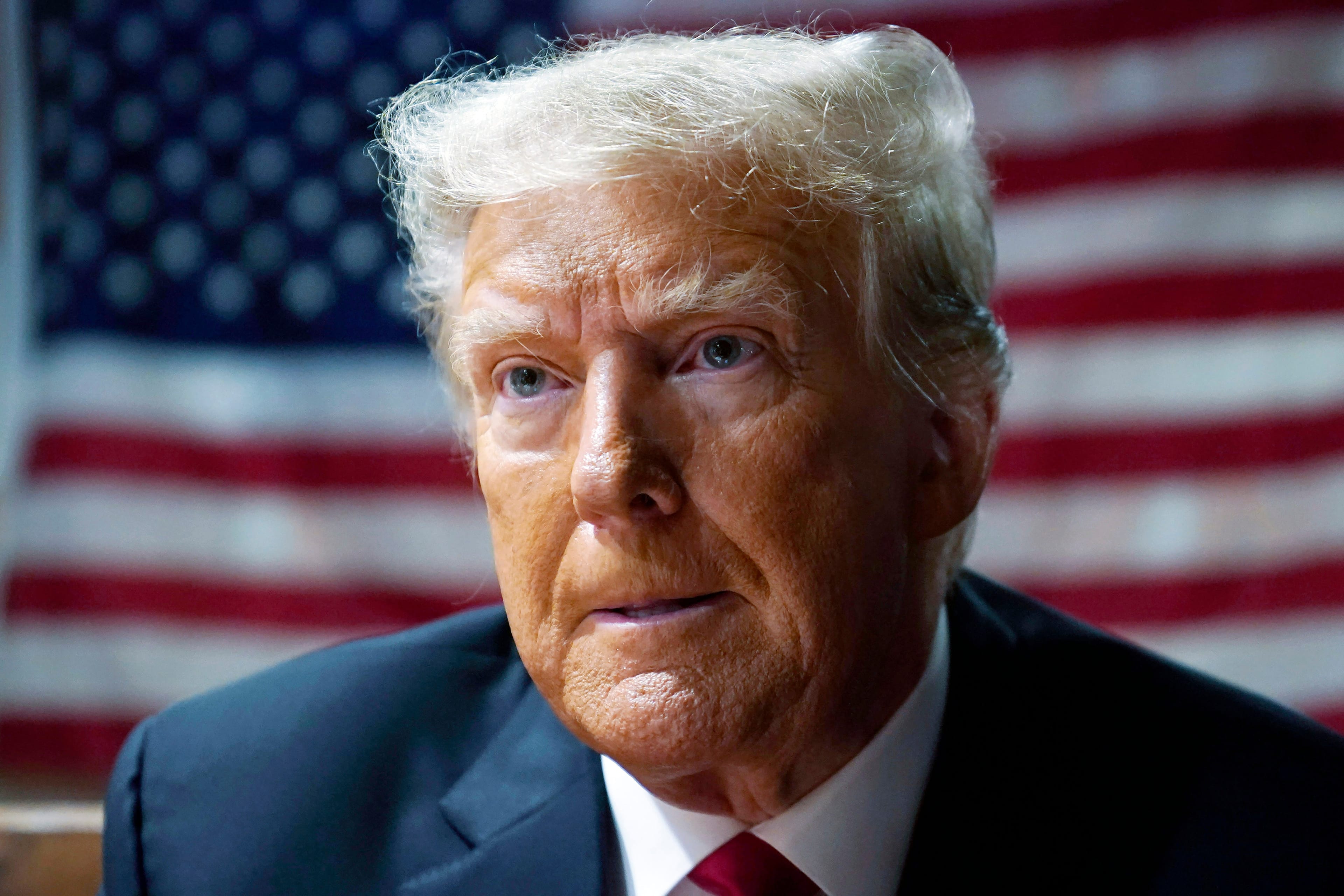 Против экс-президента США Дональда Трампа выдвинули обвинение в хранении секретных документов. Ему грозит тюремный срок