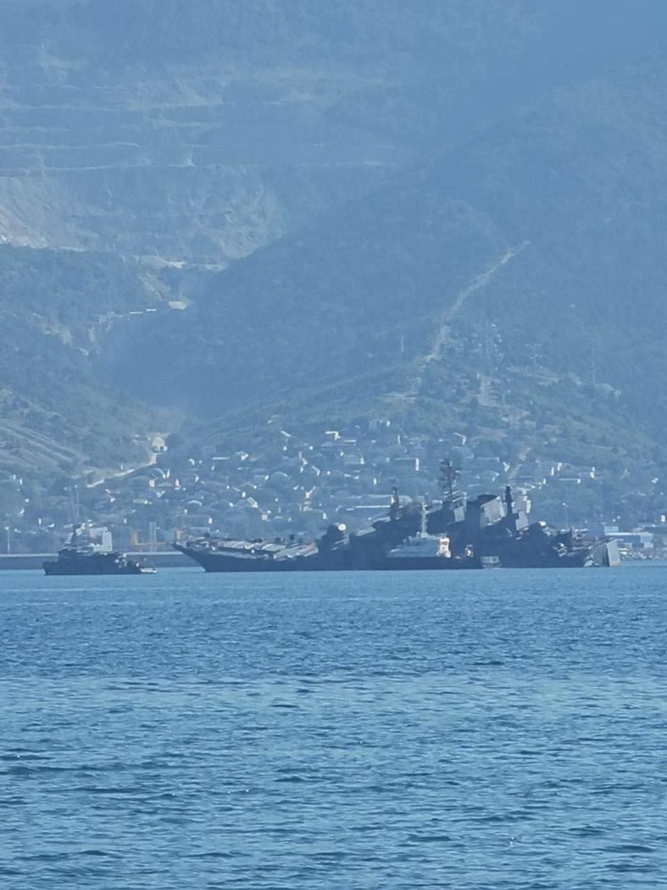 Морским беспилотникам удалось повредить большой десантный корабль ВМФ в Новороссийске, он дал крен — видео