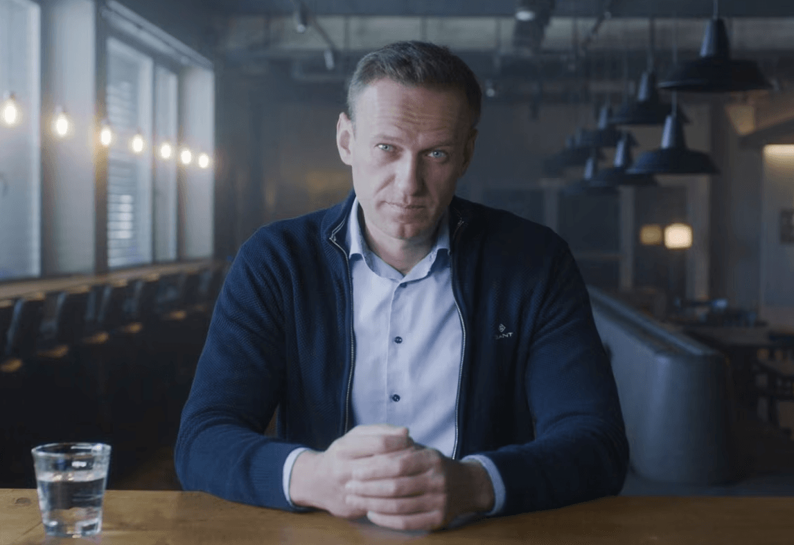 К Навальному не пустили адвоката, а спустя 7 часов ожидания потребовали «официальное заявление». Такого раньше не было