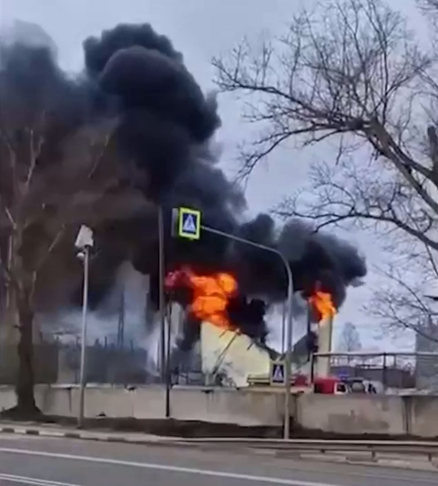 В Курской области загорелся склад с топливом после атаки беспилотника. Позже склад атаковал еще один дрон