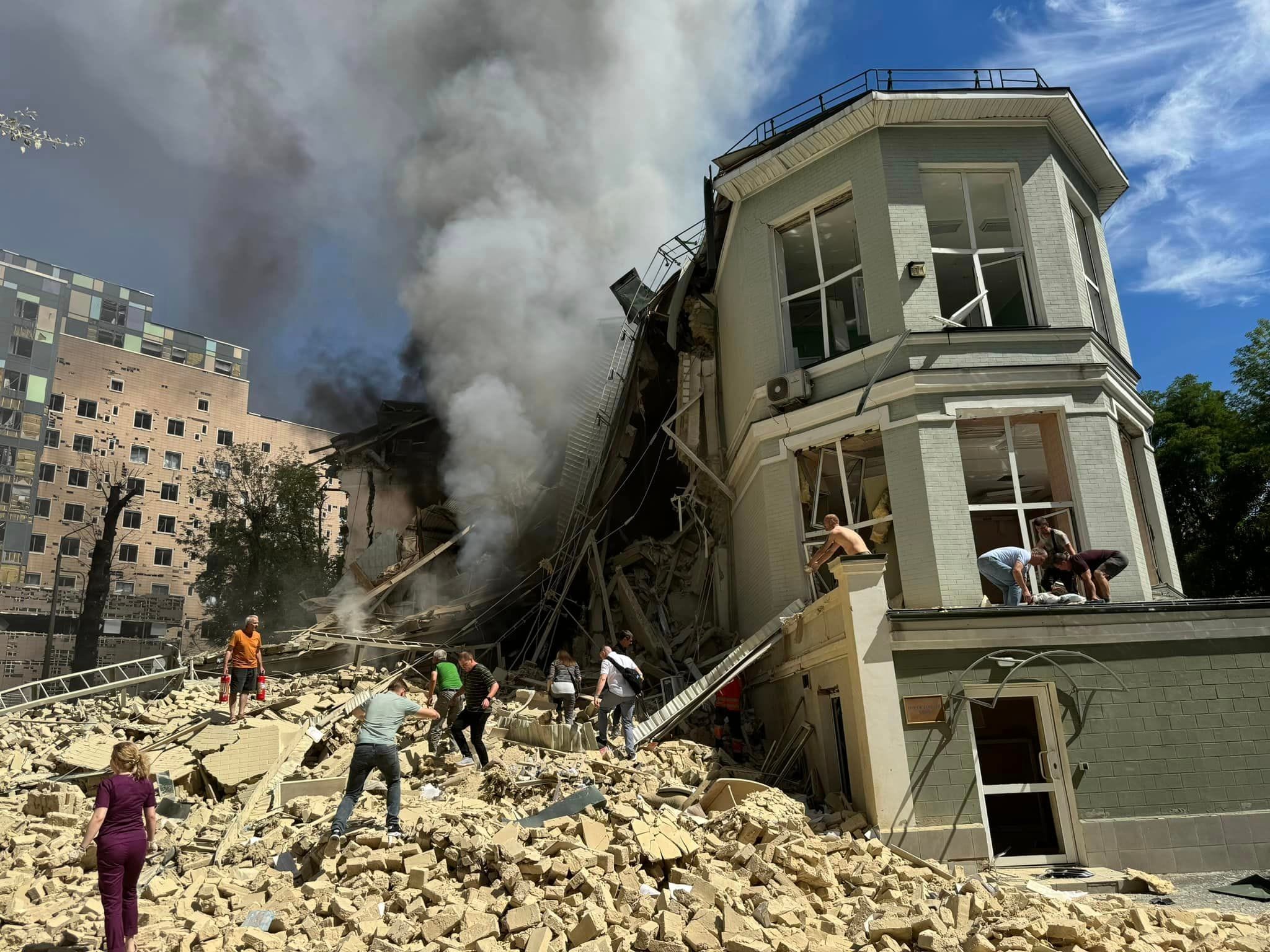 Фейк Минобороны РФ и Дмитрия Пескова: в детскую больницу в Киеве попала украинская зенитная ракета