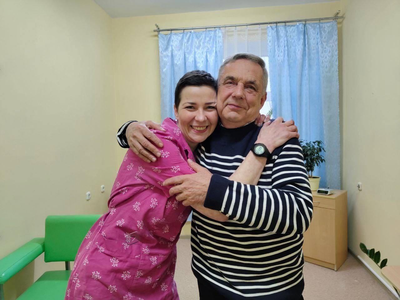 Отца Марии Колесниковой пустили к ней в колонию после того, как британский журналист спросил Лукашенко, почему к ней не пускают родных