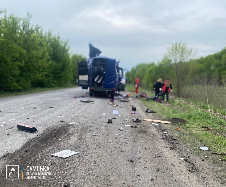 Россия ударила по рейсовому автобусу в Сумской области. Погибли 9 человек