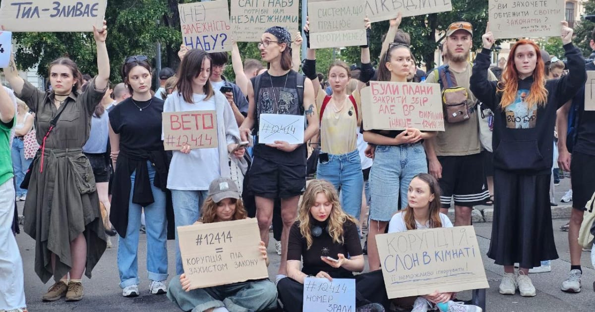 Зеленский подписал закон, лишающий антикоррупционные органы — НАБУ и САП — независимости. Решение критикуют и в Украине, и в ЕС