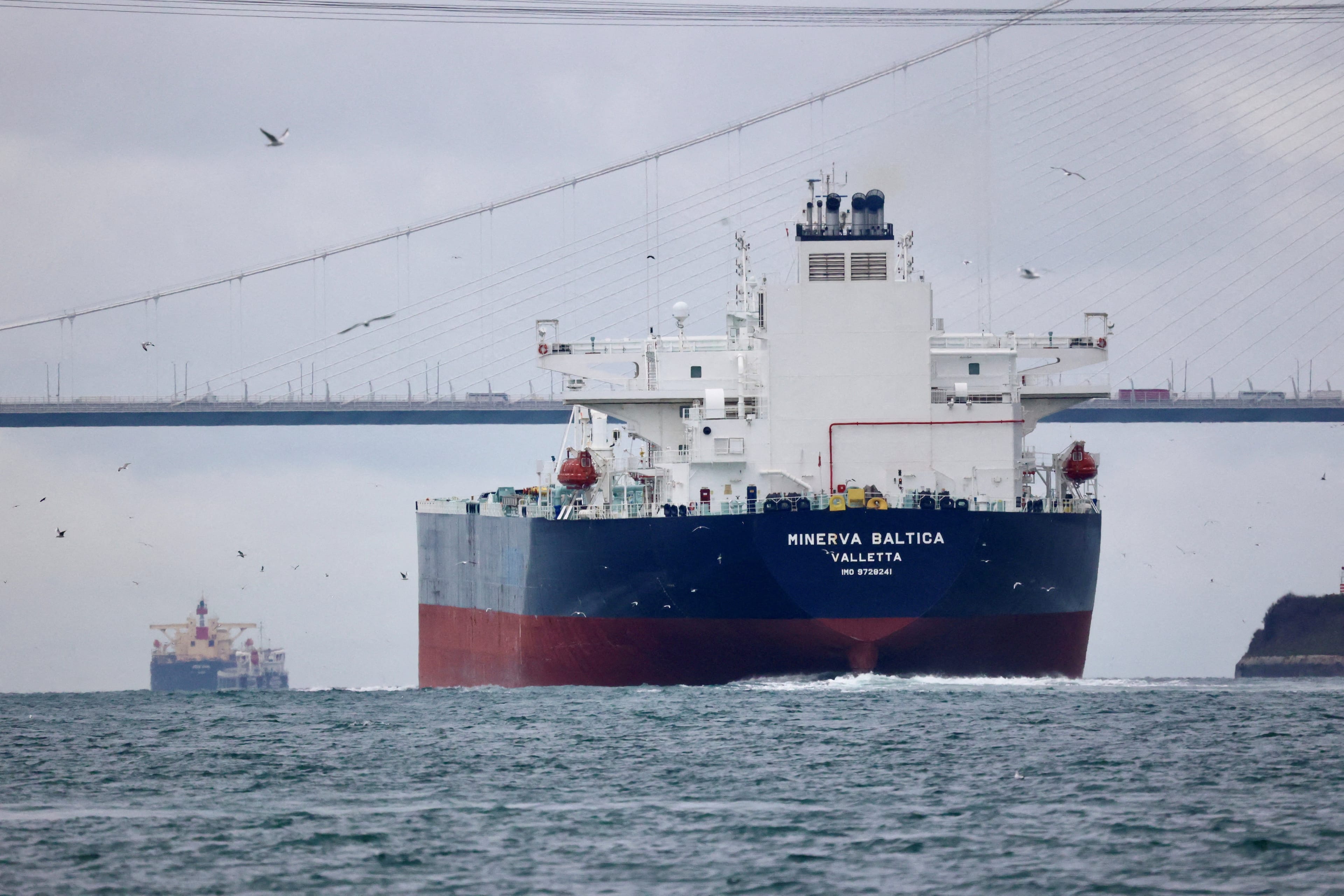 Морские поставки российской нефти сократились до минимума за месяц на фоне ударов по нефтяной инфраструктуре и тарифов против Индии