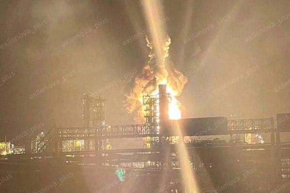 Беспилотники атаковали нефтеперерабатывающий завод в Киришах Ленобласти. Это единственный крупный НПЗ на северо-западе России