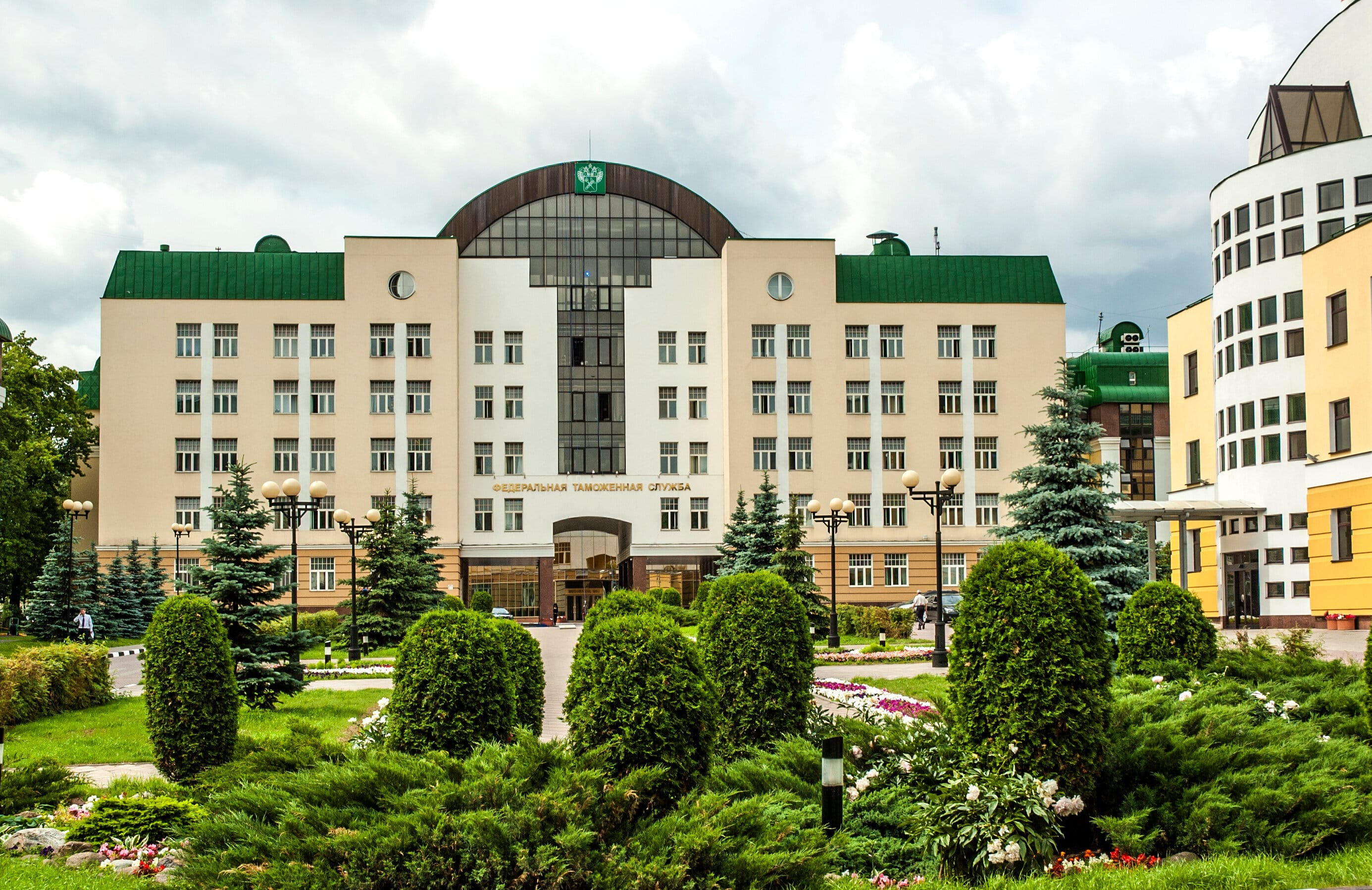 Кому-то нельзя, кому таможня. The Insider установил главных брокеров подсанкционного импорта в Россию