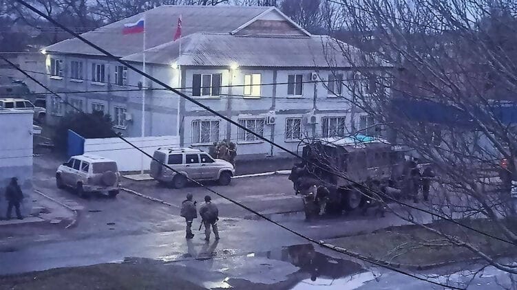 «Угрожая убить, заставлял готовить, убирать и выполнять сексуальные прихоти». Исповедь украинки, побывавшей в рабстве у российских военных