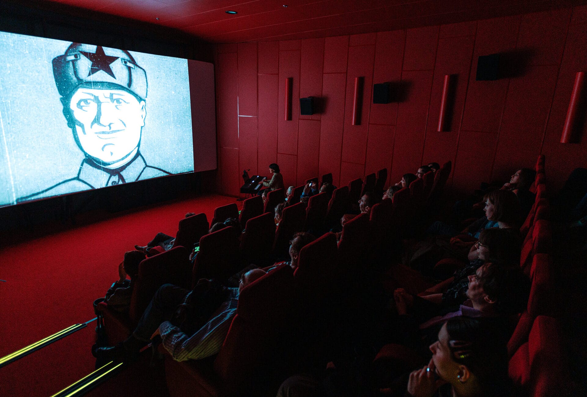 Снято! ... с проката. Почему все больше российских фильмов кладут на полку без перспективы показа