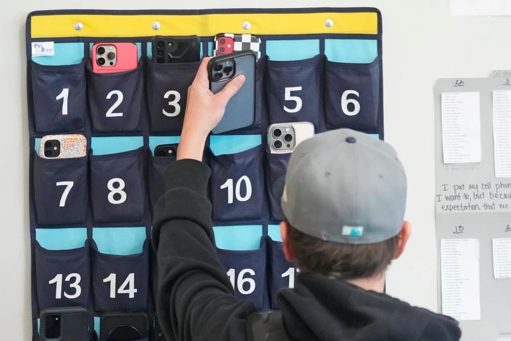 Yle: После запрета на телефоны в финских школах дети стали больше общаться друг с другом, играть в развивающие игры, сократился буллинг