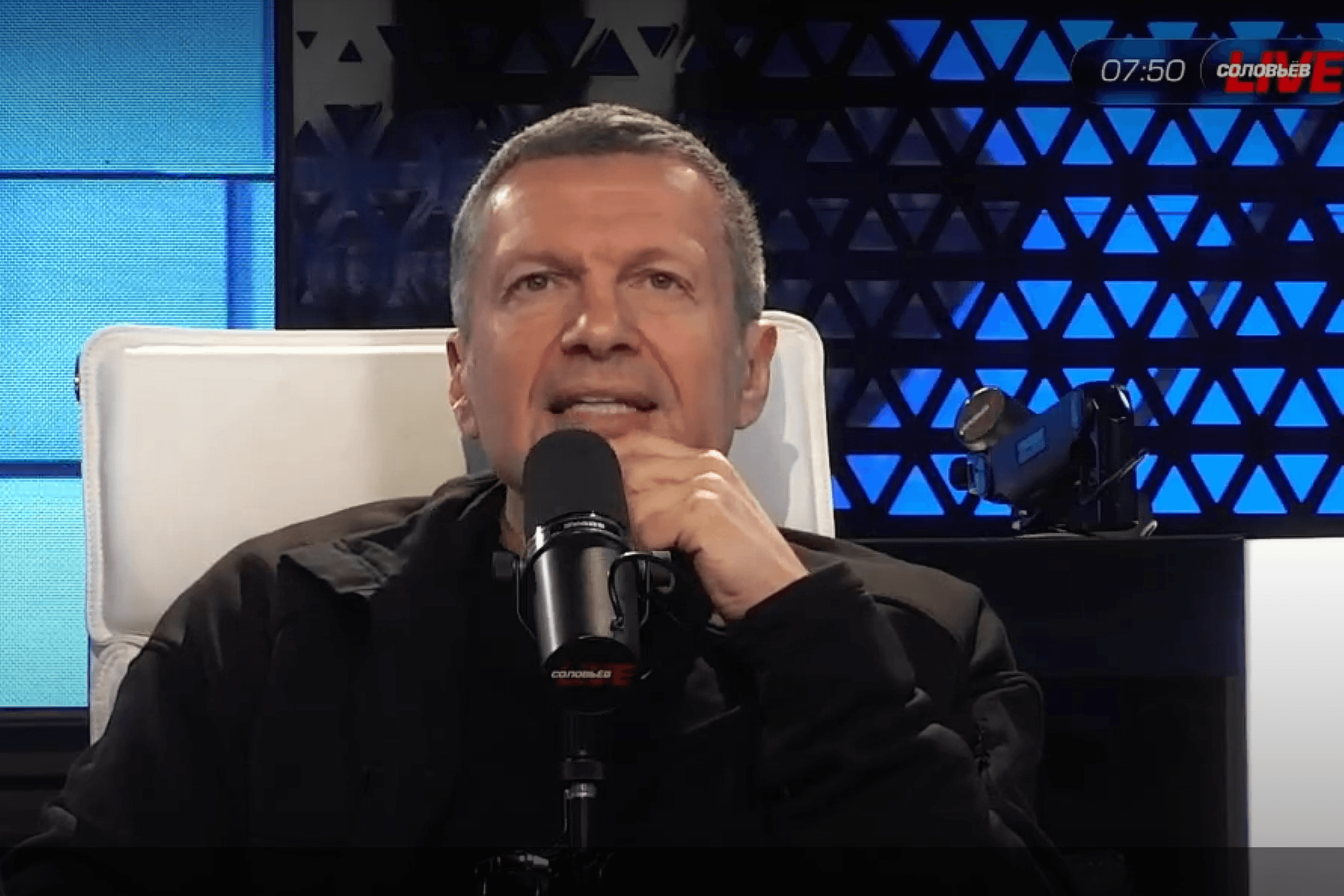 Соловьев назвал Мелони «фашистской тварью» и последовательницей Муссолини. Сам он ранее снял фильм о Муссолини, полный симпатии к дуче