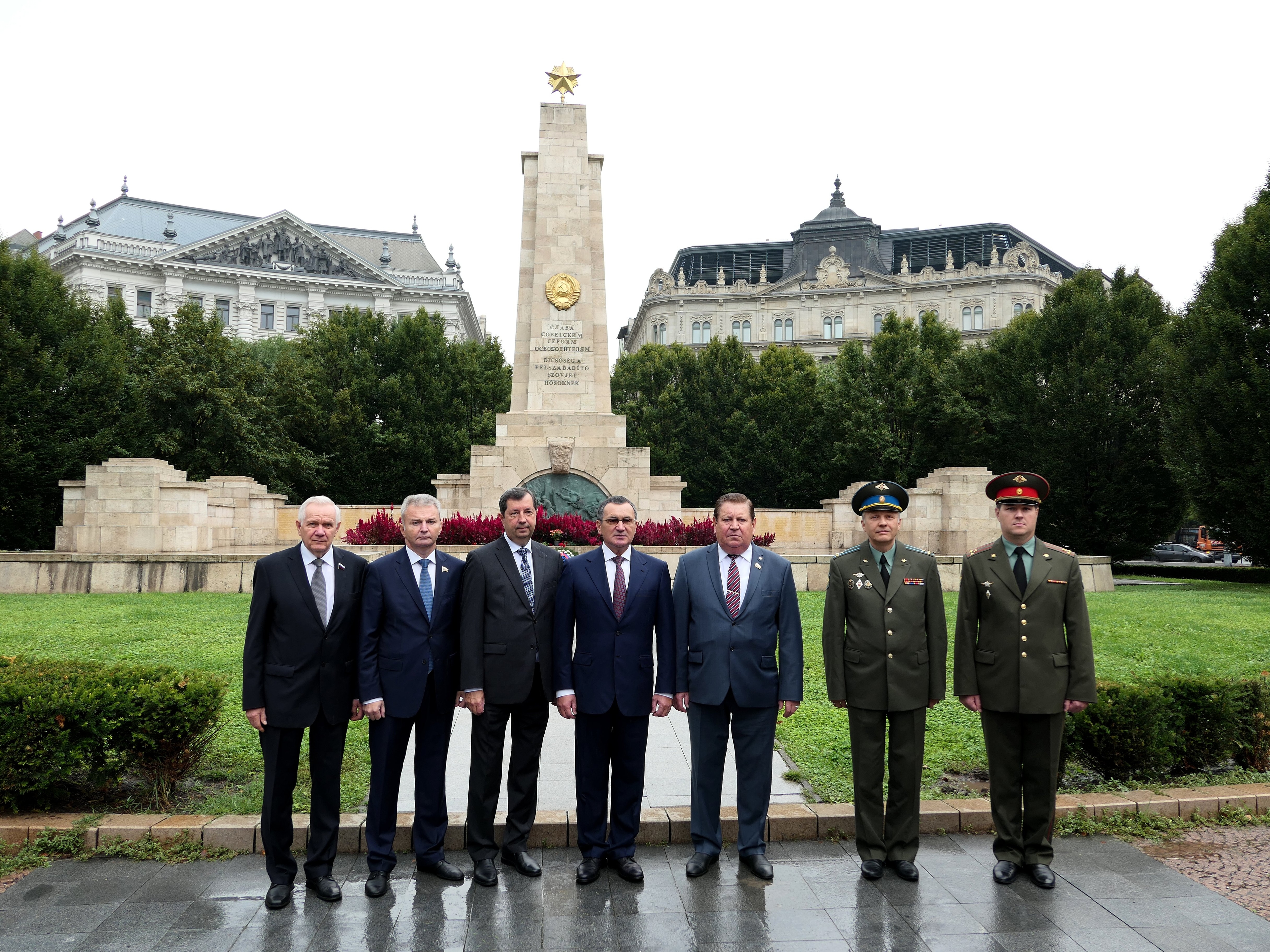 ГРУшники Алексей Заруднев (крайний справа) и Максим Воробьев (второй справа) в Будапеште
