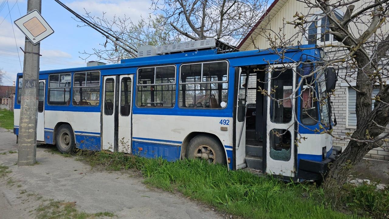 Последствия российского удара по троллейбусу в Херсоне 11 апреля 2026 года